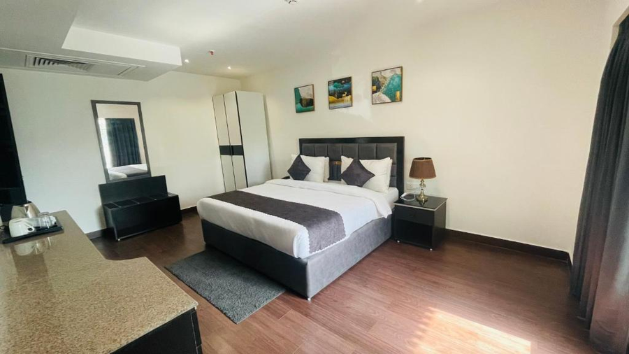 Saltstayz Select - Malcha & Chankyapuri,,3 star